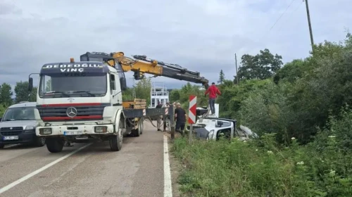 Sinop-Erfelek yolunda kaza : Cam yüklü kamyonet devrildi