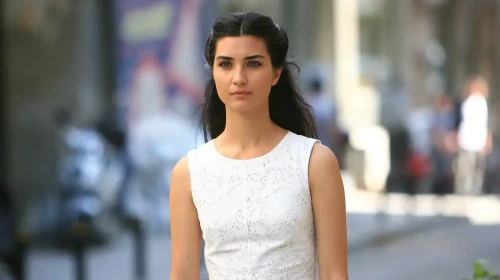 Ünlü oyuncu Tuba Büyüküstün ile Derya Pınar Ak arasında yaşanan gizemli buluşma!