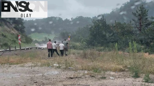 Bolu'da hafif ticari araç virajı alamayınca yoldan çıktı: 3 yaralı
