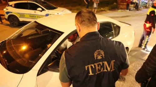 Kayseri'de gece düzenlenen operasyonda polis ekipleri 72 farklı noktada sıkı bir denetim gerçekleştirdi