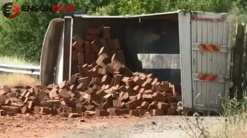 Elazığ’da tuğla yüklü kamyon devrildi : Sürücü yaralandı