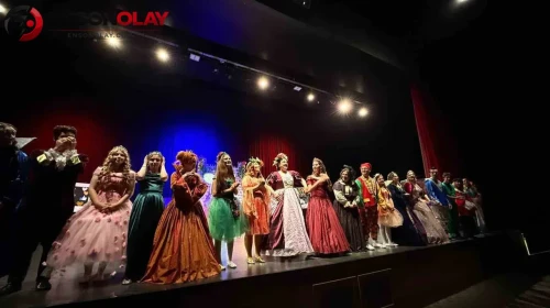 Çayırova'da genç tiyatrocular sahnelediği oyunla beğeni topladı