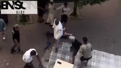 Fatih'te yaşanan bıçaklı kavgayı cesur vatandaşlar ayırdı, olayın dehşet anları kamerada!