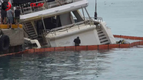 Çanakkale Boğazı’nda sürüklenen tekne kıyıya çekildi