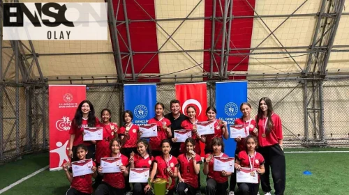 Ankara'nın Hacı Bayram Veli Spor Ortaokulu, çifte kupa sevinci yaşadı