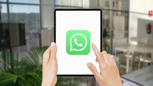 WhatsApp iPad Uygulamasına Şeffaf Liquid Glass Tasarımı Geliyor