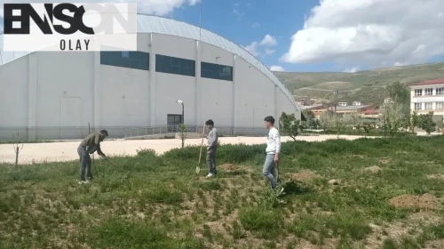 Geleceğin ormanları Bayburt’ta öğrencilerle yeşeriyor: Okul bahçeleri uygulamalı laboratuvara dönüştü