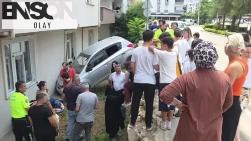 Bursa'da kontrolden çıkan otomobil apartman bahçesine düştü, yaralılar hastaneye kaldırıldı