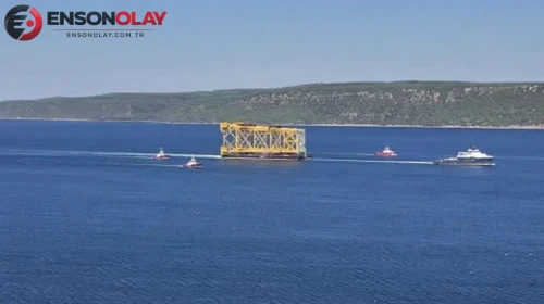 Dev sondaj platformu iskelesi Çanakkale Boğazı'ndan geçiş yaptı