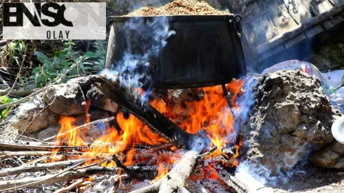 Kemaliye'de geleneksel yöntemlerle dut pekmezi üretimi başlıyor