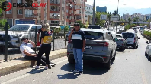 Antalya'da üst geçitte 4 aracın karıştığı zincirleme kaza: 1 yaralı