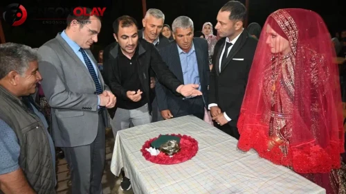 Kaymakam Türker, yeni evlenen çiftin düğününe katıldı
