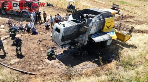 Adıyaman Kahta'da hasat sırasında yangın çıkan biçerdöver kullanılamaz hale geldi