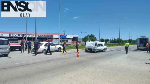 Sivas’ta iki otomobil kavşakta çarpıştı: 2 yaralı