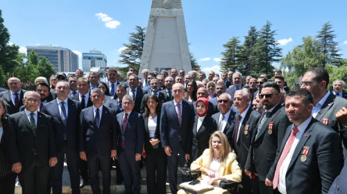 15 Temmuz'da TBMM'de ilk bombanın düştüğü alana karanfil bırakıldı