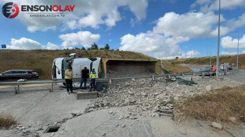 İstanbul Havalimanı yolunda kaza : Kamyon devrildi