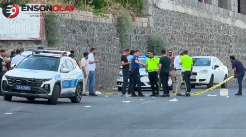 Diyarbakır Sur'da seyir halindeki otomobile silahlı saldırı : 1 ağır yaralı
