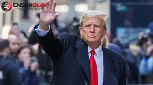 Trump konuşurken arkasında taklidini yapan genç viral oldu