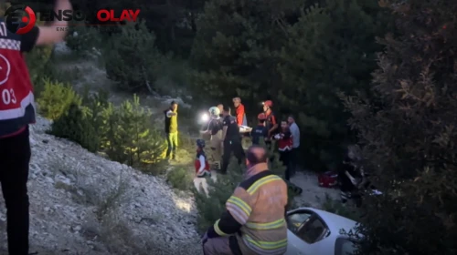 Kütahya'da meydana gelen kaza sonucu iki araç uçuruma yuvarlandı, 5 kişi yaralandı