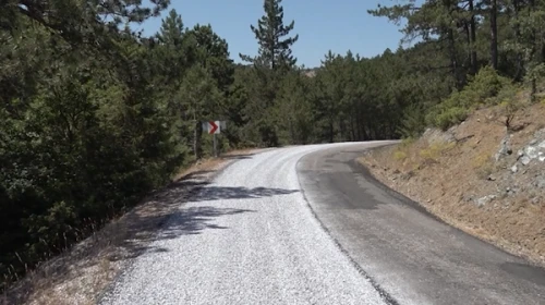 Gördes'te Çiçekli-Sindel yolunda başlatılan 10 kilometrelik yol çalışması hız kesmeden devam ediyor.