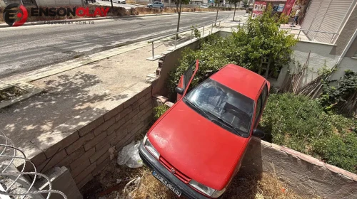 Eskişehir'de Zeytinyağı Yüzünden Kaza: Araç Apartman Bahçesine Uçtu