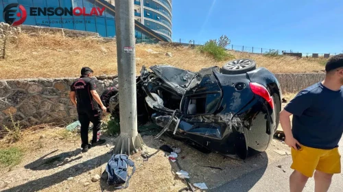 Kahramanmaraş'ta kontrolden çıkan otomobil KGYS direğine çarptı : 2 kişi ağır yaralı