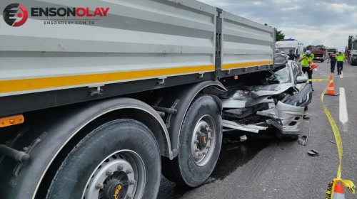 Karabük'te otomobil, tıra ok gibi saplandı : 1 ölü, 8 yaralı