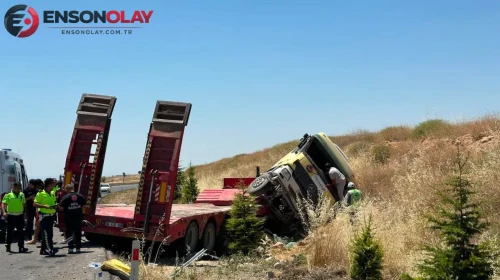 Uşak'ta Tır Şarampole Devrilerek Kaza Yaptı!