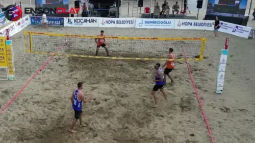 Hopa’da plaj voleybolu heyecanı sona erdi: Şampiyonlar kupalarını aldı