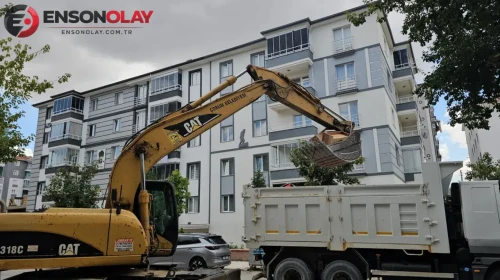 Çorum'da yoğun koku rahatsızlığı: Bir apartmandan 3 kamyon çöp boşaltıldı
