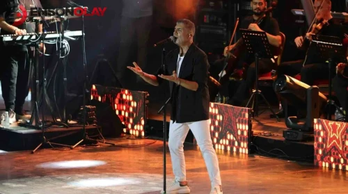 Özcan Deniz, Bursa'da hayranlarına unutulmaz bir konser deneyimi yaşattı