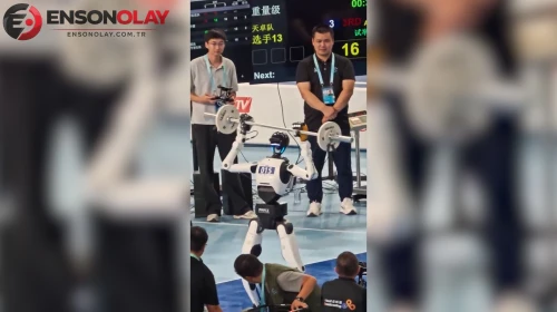 Pekin'deki düzenlenen yarışmada halter kaldıran robot devrildi
