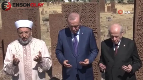 Cumhurbaşkanı Erdoğan ve Bahçeli Ahlat Selçuklu Kabristanı’nı ziyaret etti