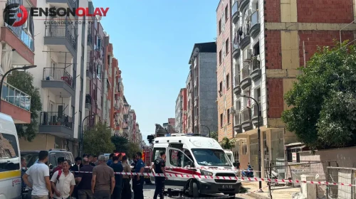 Manisa'da 40 yaşındaki bir kişi çatıdan atlayarak hastaneye kaldırıldı.