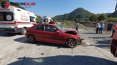 Zonguldak’ta otomobil kamyonete çarptı : Sıkışan sürücü hastaneye kaldırıldı
