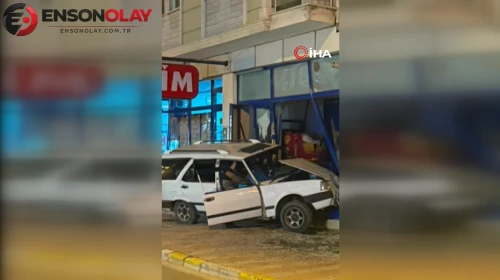 Afyonkarahisar'da kontrolünü kaybeden araç markete daldı