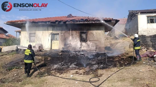 Sivas'ta müstakil bir ev alev alev yandı