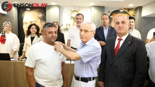 Aydın'da CHP'li Belediye Meclis Üyesi, Parti Değiştirerek AK Parti'ye Katıldı