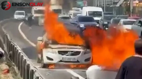 İstanbul Zeytinburnu'nda seyir halindeki otomobil alev topuna döndü