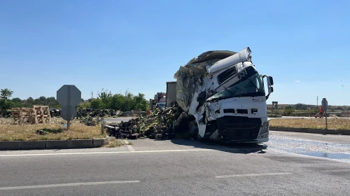 Edirne'de Yolun Trafiğe Kapanmasına Neden Olan Tır Kazası İçin Kurtarma Ekipleri Olay Yerine Sevk Edildi