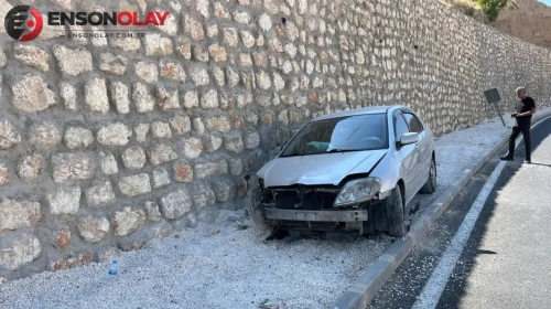 Adıyaman Besni'de otomobil istinat duvarına çarptı : 1 yaralı