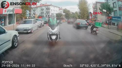 Ankara'da kurye diğer kuryeye el sallarken otomobile çarptı