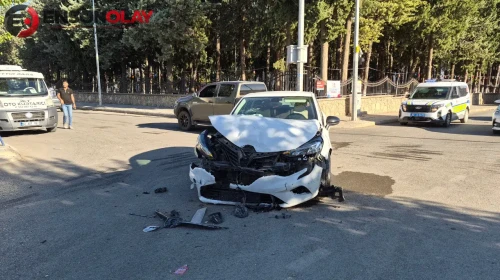 Adıyaman'da 2 otomobil çarpıştı : Yaralı ayakta tedavi edildi
