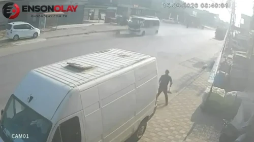 Adana'da feci kaza : Minibüsün çarptığı 11 yaşındaki çocuk ağır yaralandı