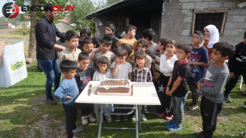 Muş'ta anlamlı yardım : Hayırseverler uzak köylerdeki çocukları sevindirdi