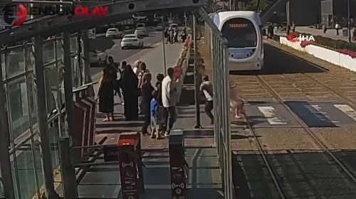 Tramvayın önüne koşan küçük çocuğu son anda kurtardı
