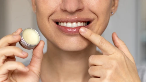 Kışın Dudakları Nemlendirmenin Doğal Formülü Keşfedildi: Artık Dudaklarınız Pamuk Gibi Yumuşak Kalacak!