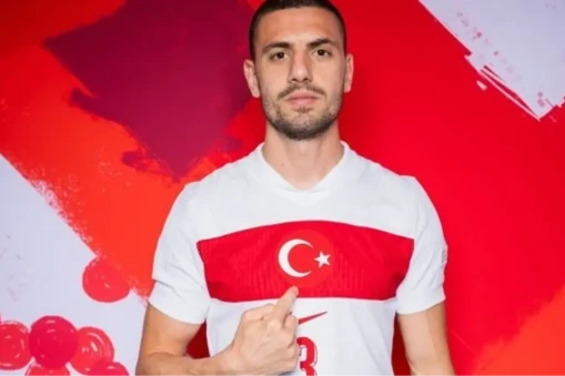 Merih Demiral, Türk milli futbol takımında görev yapan genç ve başarılı bir futbolcudur. 5 Ocak 1998 doğumlu olan Merih Demiral, Almanya'nın Kiel şehrinde dünyaya gelmiştir. Şu anda İtalyan futbol takımı Juventus'ta forma giymektedir.