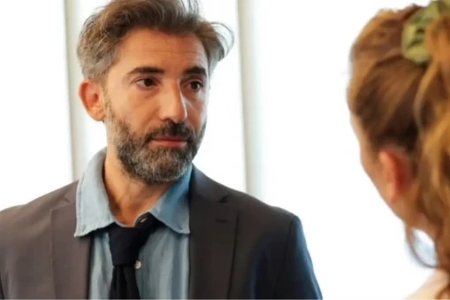 Mert Turak, Bahar dizisinde Harun karakteriyle ekranlara dönüş yaptı: İşte Türk tiyatrosunun yetenekli ismi hakkında merak edilenler!