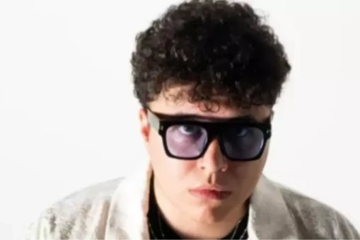 Rap müzik dünyasının genç ve başarılı ismi Ege'nin kim olduğu merak konusu oldu. Ebo'nun sanatçısı olarak tanınan Ege'nin kaç yaşında olduğu, nerede doğduğu ve gerçek adı hakkında detaylar araştırılmaya başlandı.